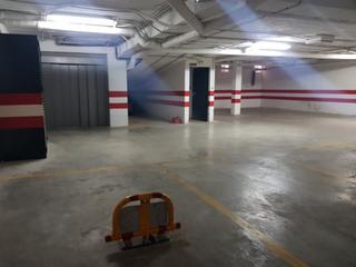Aparcament cotxe  Calle larga. Plaza de garaje subterraneo con elevador