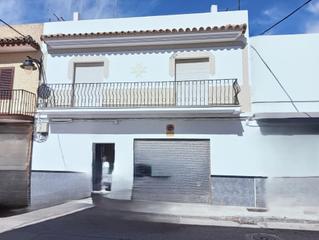 Casa en Centro. Estas pensando en comprar dos viviendas y que no se salgan de pr