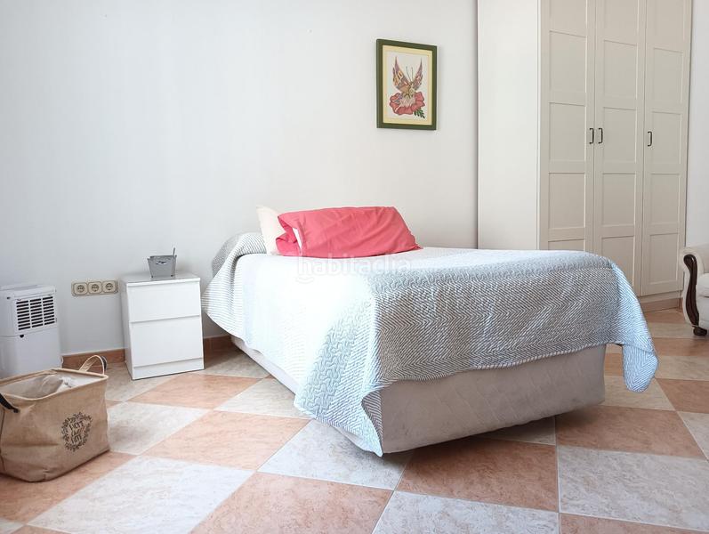 Foto f1d27fdf-7ea8-40a9-9ee3-d9528bd5d410. Casa adossada a Estación de Autobuses Chipiona