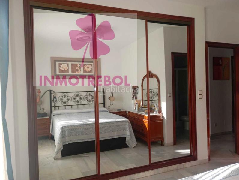 Foto 096d7e5c-1bba-4501-baae-e38bb45ab2bf. Casa adossada a colores - entreparques Sevilla