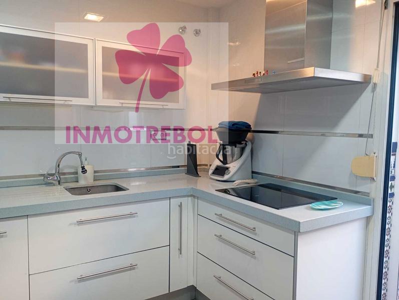 Foto 0e59c9e3-7f64-4972-a02d-b4a1a7e67583. Casa adossada a colores - entreparques Sevilla