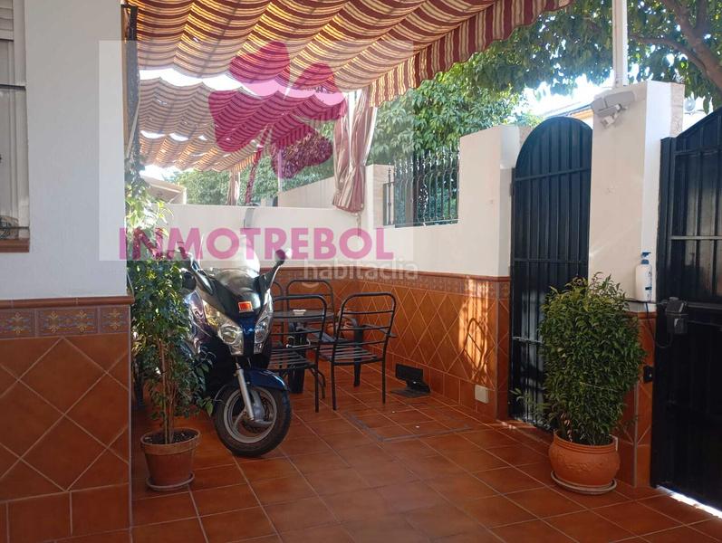 Foto 382f7a48-70b2-48e7-a527-3a1d858bf92f. Casa adossada a colores - entreparques Sevilla