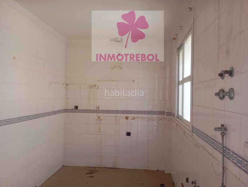 Foto 29bf9a71-f469-48dc-be15-bb0e72fefe87. Casa adossada a Puebla del Río (La)