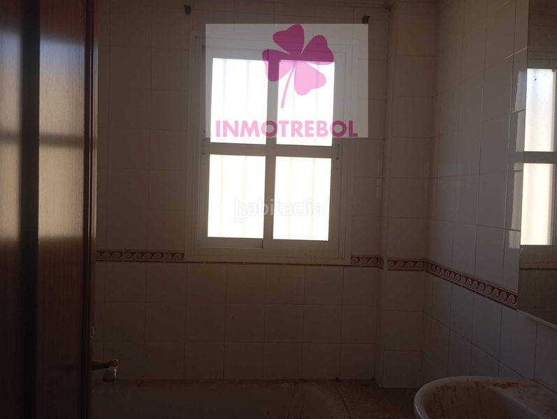 Foto b179b8e0-bf71-40e9-ac6a-a7aa36cdc1d4. Casa adossada a Puebla del Río (La)