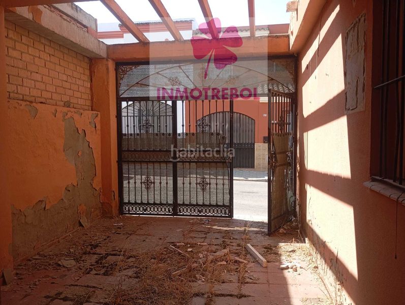 Foto bfcfbd0c-3b56-446f-8025-bbdaaab4107c. Casa adossada a Puebla del Río (La)