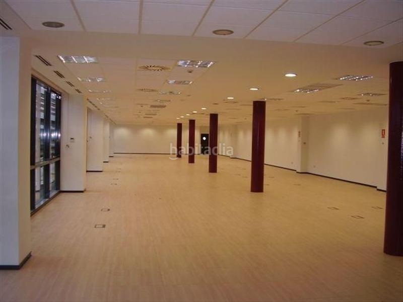 Foto a3ce9ea9-20ce-4509-a052-2df373057dd4. Lloguer oficina amb calefacció aparcament a Los Remedios Sevilla