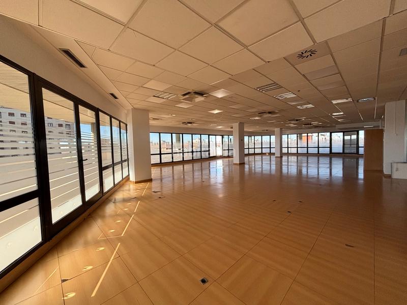 Foto f321a203-8ddd-4174-bfb4-1a0432fea3d8. Alquiler oficina  alquiler los bermejales en Sevilla
