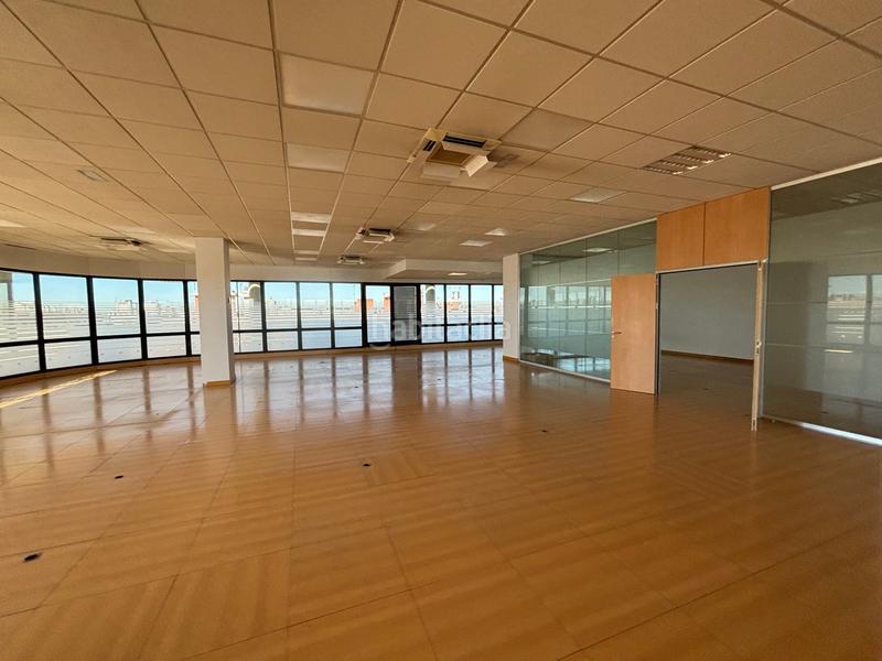 Foto f94919eb-0abc-4cab-8268-2f1b875ea927. Lloguer oficina amb aparcament a El Cano - Los Bermejales Sevilla