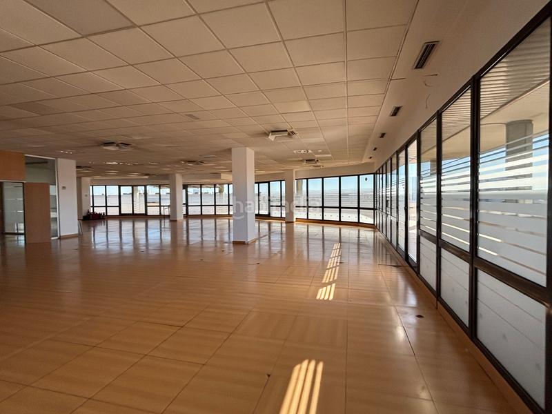 Foto 27871ec2-09f9-4184-9cea-720f4e6005a3. Location bureau avec parking dans El Cano - Los Bermejales Sevilla