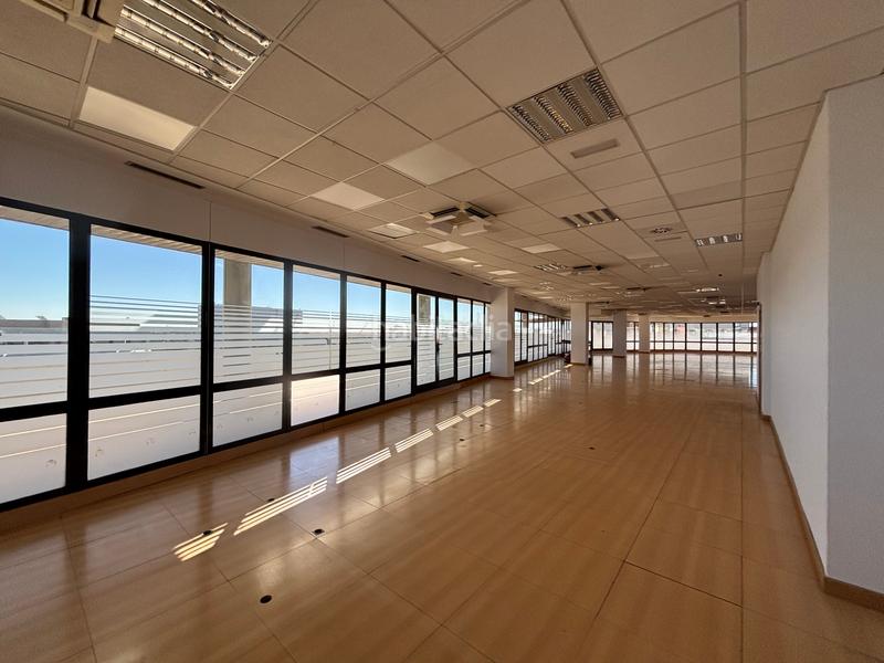 Foto 4975e2f9-c39b-4d60-acf1-60dff45be446. Location bureau avec parking dans El Cano - Los Bermejales Sevilla