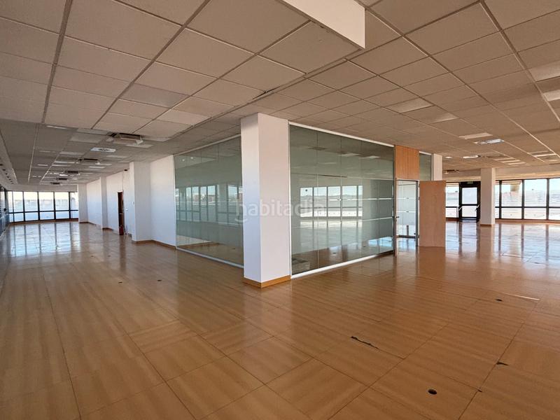 Foto 8589f8a2-17ef-4aa3-811f-088efbbee9c8. Location bureau avec parking dans El Cano - Los Bermejales Sevilla