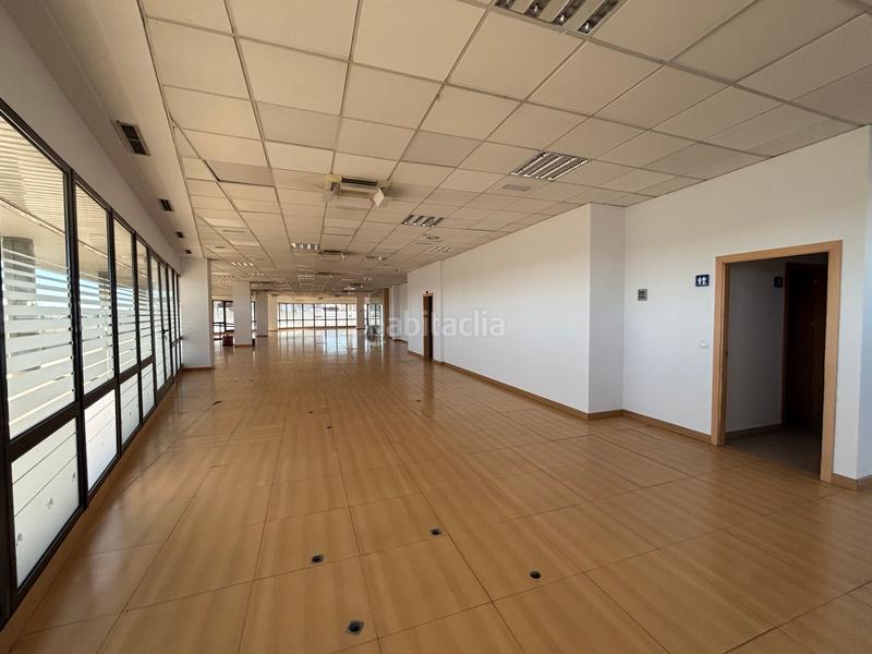 Foto 921476cf-d8d2-4309-8473-8763b037d090. Location bureau avec parking dans El Cano - Los Bermejales Sevilla