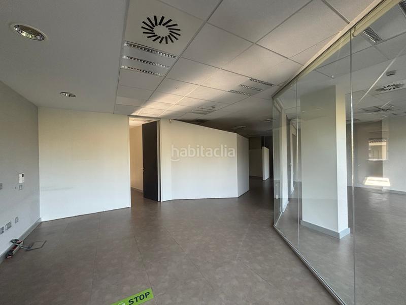 Foto 52eddaac-081f-4bdb-a559-542a1de3aa24. Affitto ufficio con riscaldamento parcheggio in sector sur - la palmera - reina mercedes Sevilla