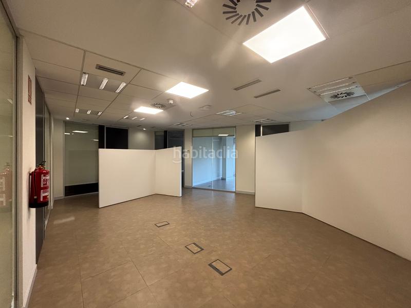 Foto 8d27dcc6-d200-49bf-9cc3-8f2c72b75e18. Affitto ufficio con riscaldamento parcheggio in sector sur - la palmera - reina mercedes Sevilla