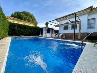 Chalet en Carmona. Chalet en venta en zona extrarradio