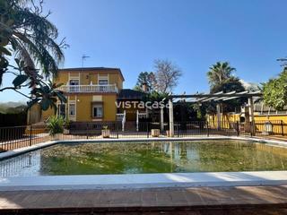 Chalet à Mairena del Alcor. Exclusivo chalet urbano en urbanización privilegiada del municip