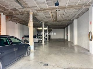 Parking voiture à Mairena del Alcor. Garaje con casa en planta alta en bruto en venta en mairena del