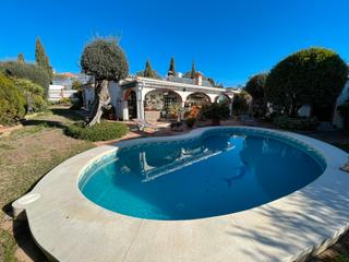 Casa adossada  Calle redonda. ¡oportunidad única en benalmádena! chalet independiente situado