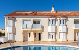Maison jumelée à Los Boliches. Adosado en venta en los boliches