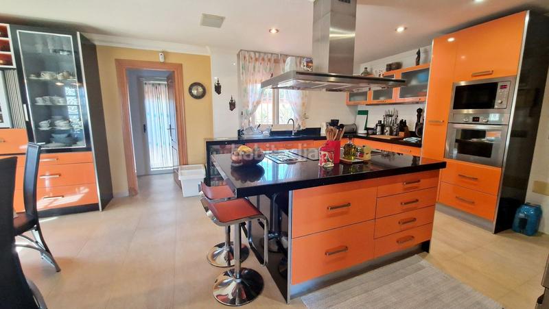 Foto 8f0a480a-0b6f-443c-ac65-f2e3cc6c949a. Chalet gran villa en venta en Playamar - Benyamina Torremolinos