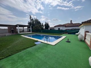 Masia a Carmona. Finca en venta en urbanizaciones, 4 dormitorios.