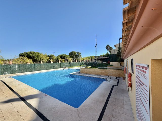 Foto 13fbe83c-6beb-47a9-9820-56e24812db5f. Pis amb aparcament a Islantilla golf Islantilla