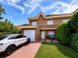 Casa pareada en Fontenebro-Altavista. Chalet en  venta en collado villalba