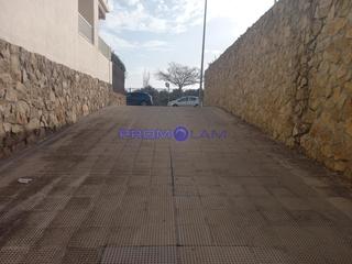 Aparcament cotxe  Calle rosa de luxemburgo. Disponibles plazas de garaje en localidad de tomares, ubicadas e