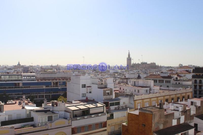 Foto f545b49a-fbba-4178-94be-6fe21efe24a7. Piso exclusiva vivienda con vistas en calle arjona en Sevilla