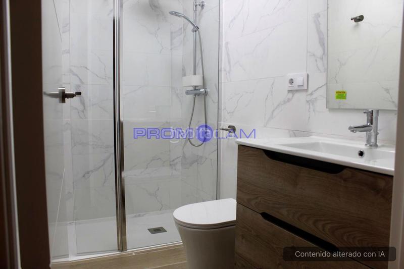 Foto f7af1194-d3b6-49b0-af07-9c3f4e229d71. Erdgeschoss in Triana Casco Antiguo Sevilla