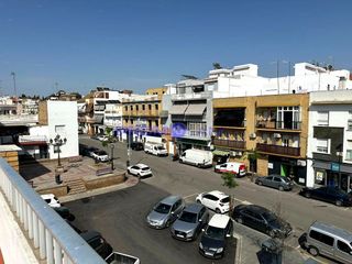 Appartamento  Primero de mayo. Amplia vivienda avenida primero de mayo  coria del río