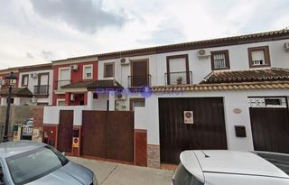 Casa  Calderón de la barca. Alquilada casa en pilas