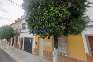Casa  Conde de barcelona. Adosada en san juan de aznalfarache