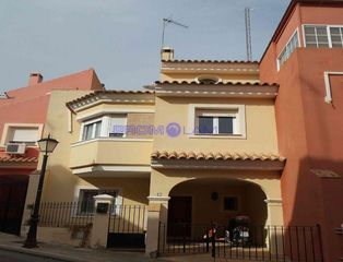 Casa  Calle camilo josé cela. Adosada en castilleja de guzman