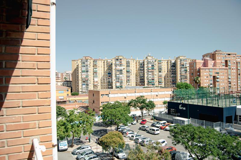 Foto e98500bf-d64b-41f7-a577-97eff429ac09. Piso en calle antonio chacón 15 piso con balcón en Málaga