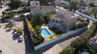 Chalet en Carrer d'aristeu 14. Encantadora villa con vistas al mar a solo 800 m del centro de d