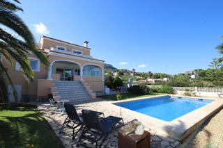 Chalet à Carrer d'aristeu 14. Villa con vistas panoramicas al mar a un paseo del centro de dén