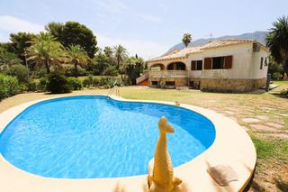 Xalet a Carrer casiopea 2. Oportunidad única – villa con vistas al mar, piscina y jardín me