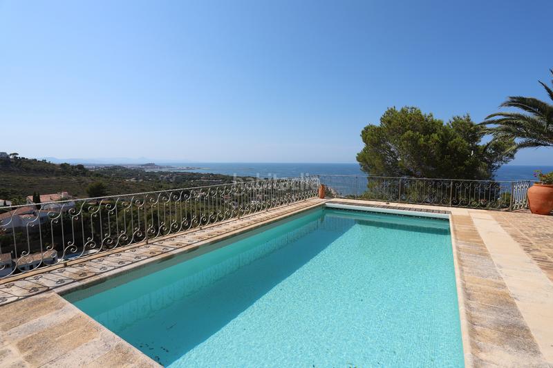 Foto c0746e19-5ec7-47df-9b25-db34c4151d49. Chalet in carrer siri 25 in Las Rotas / Les Rotes Dénia