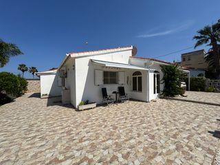 Chalet à N/a. Villa luminosa, muy bien mantenido y reformada a 100m de la play