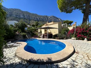 Xalet  Carrer xiprer 1. Villa situada en una zona tranquila en el montgo de denia con pi