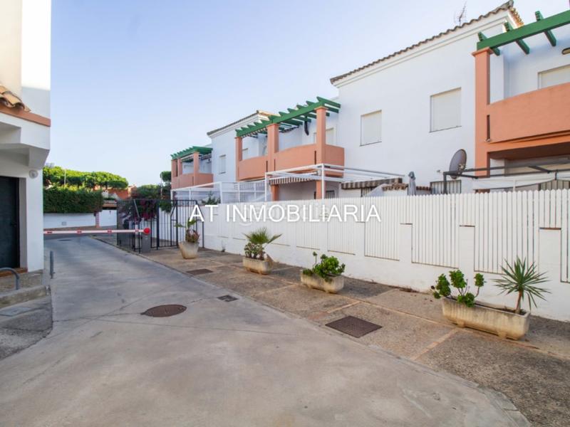 Foto 1345501e-1f3a-4d69-85d0-8db259d5db1c. Reihenhaus mit parking pool in La Barrosa Chiclana de la Frontera