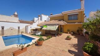 Chalet en Centro Histrico. Villa en venta en vlezmlaga, 4 dormitorios.