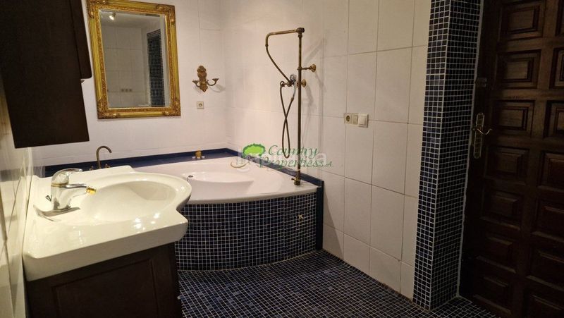 Foto 49dfdd6e-2d85-4766-9ac8-8c3505b4e411. Masia amb aparcament piscina a Sedella