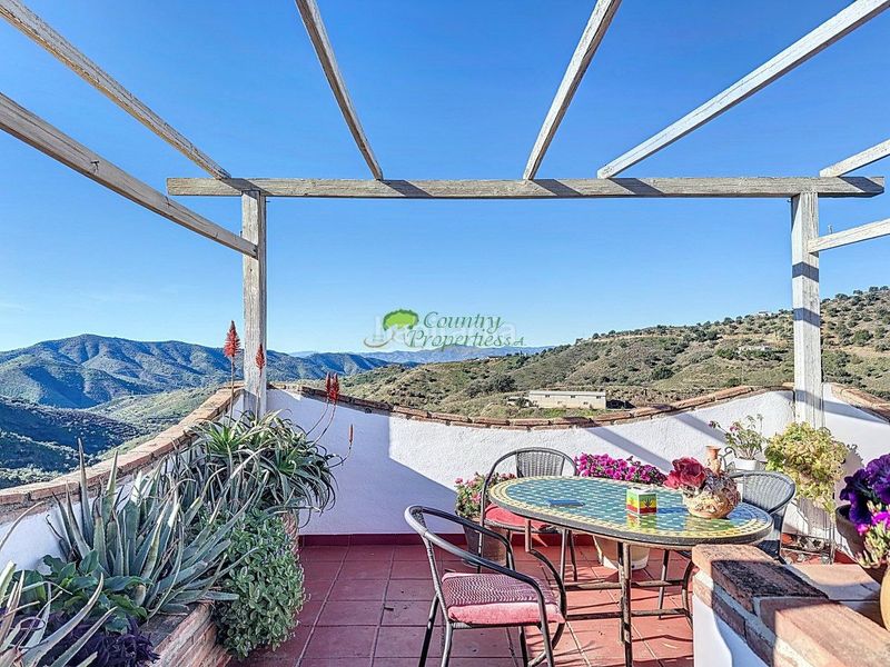 Foto fa3252b8-aafa-49b8-8d4d-c24b2576a08a. Masia amb aparcament piscina a Sedella