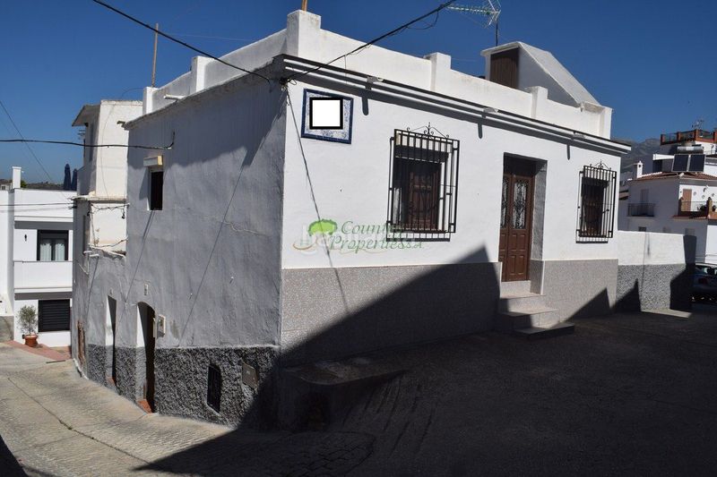 Foto 2b55b557-a54d-41dd-a7fc-7f96eb6b5789. Casa amb aparcament a Cómpeta