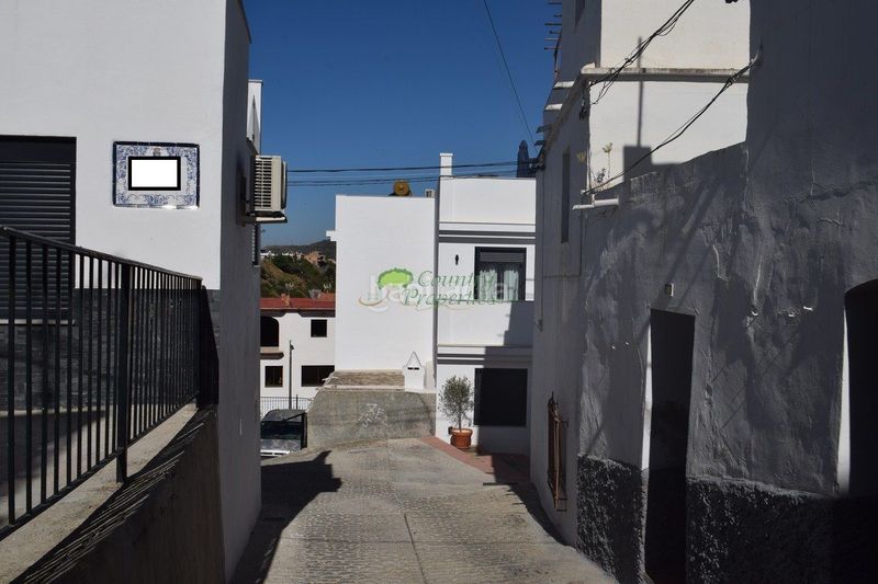 Foto fc3bc856-3986-44e4-b3d7-e52922eb4428. Casa amb aparcament a Cómpeta