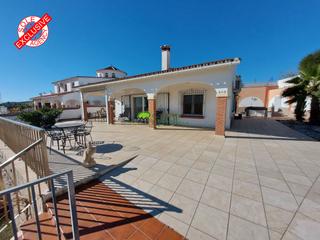 Chalet en Via Mlaga. Villa en venta en almayate, 2 dormitorios.