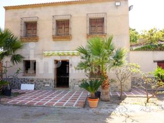 Masia  N/a. Casa de campo con cuadras y mangos en producción