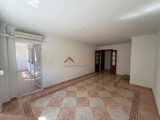 Piso  N/a. Amplio piso con terraza acristalada en zona bien comunicada  ide